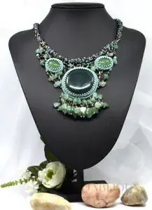 Masivní náhrdelník s minerálem heliotrop