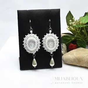 Bílé elegantní náušnice