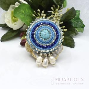 Brož s tyrkysu a perel