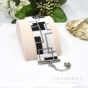 Elegantní bílý náramek