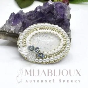 Luxusní perlová brož s kabošonem, perlami a kytičkami – ručně šitá