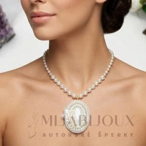 Luxusní ručně šitý perlový náhrdelník s glitrovým kabošonem a květy