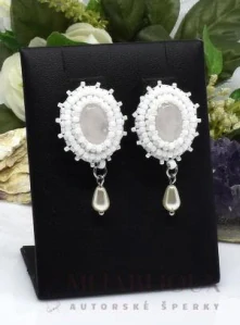 Elegantní ručně šité klipsy s růženínem a perlovými kapkami