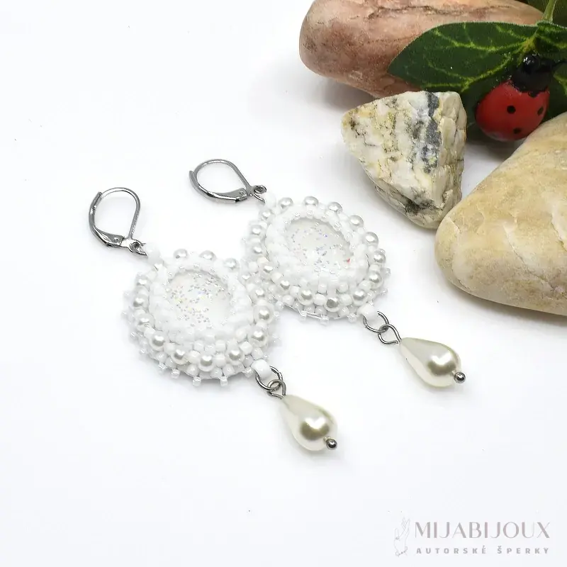 Bílé elegantní náušnice