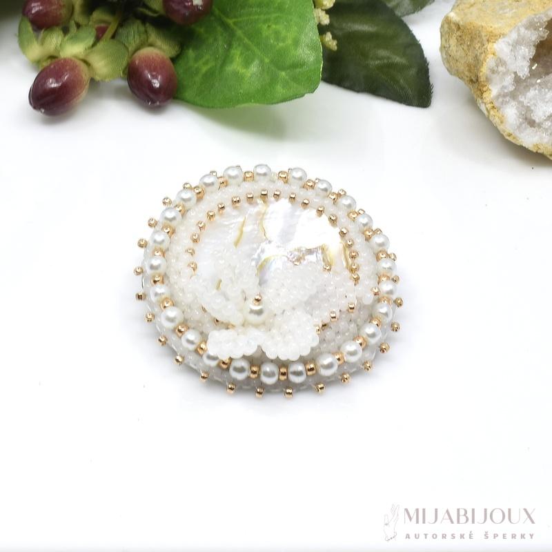 Brož z perleti
