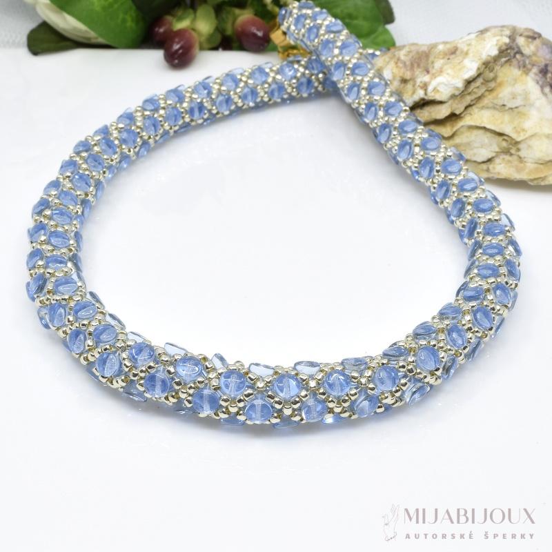 Výrazný modrý náhrdelník