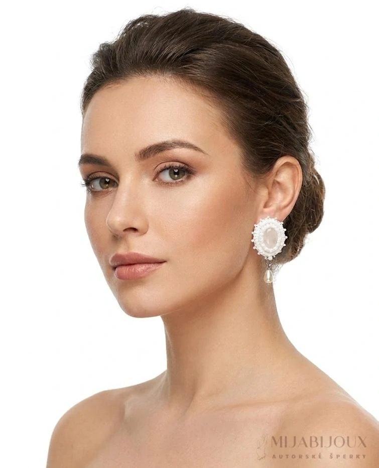 Elegantní ručně šité klipsy s růženínem a perlovými kapkami