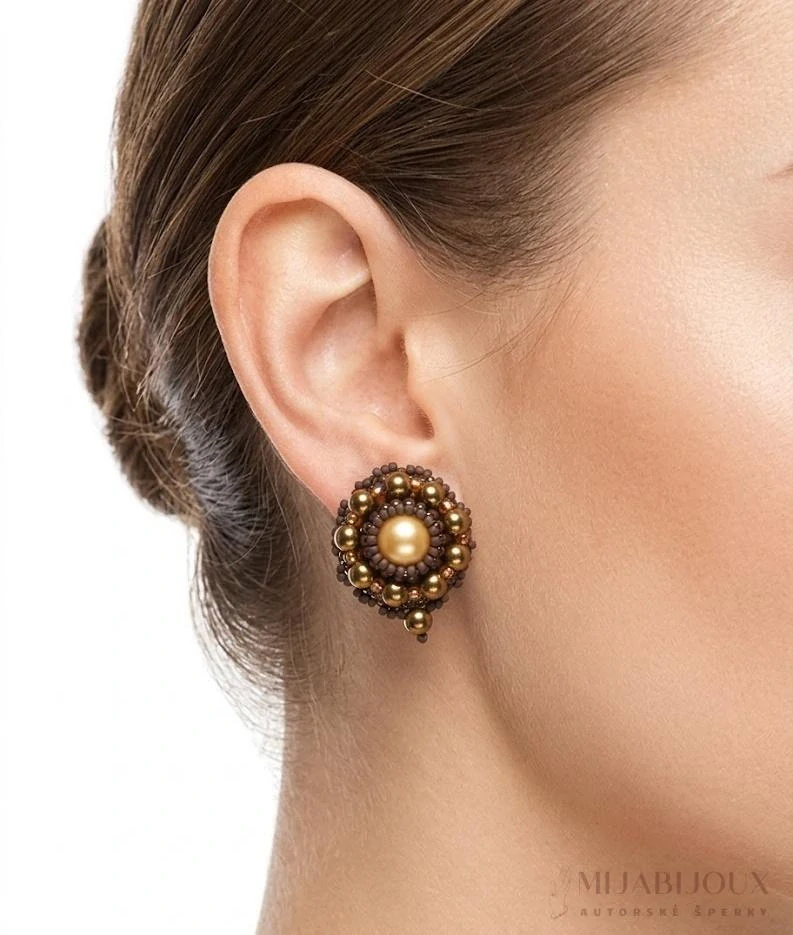 Ručně šité klipsy s hnědými voskovanými perlami