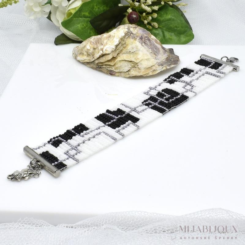 Elegantní bílý náramek