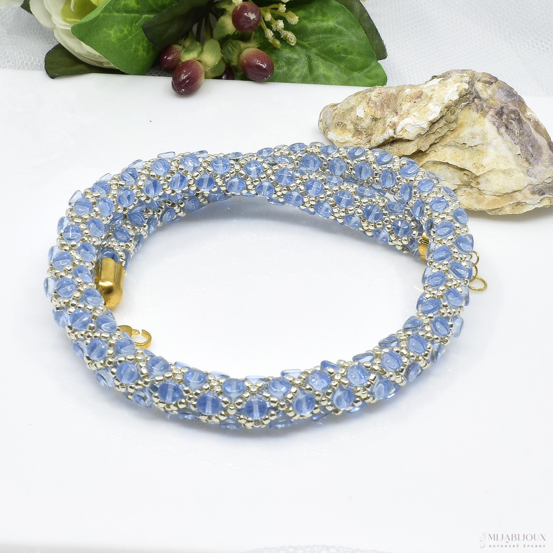 Výrazný modrý náhrdelník