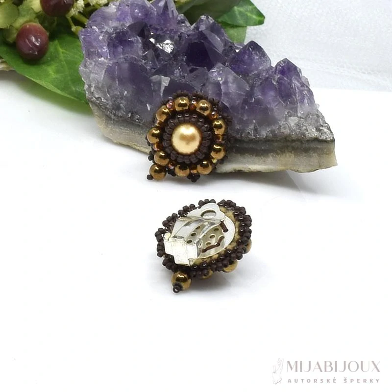 Ručně šité klipsy s hnědými voskovanými perlami