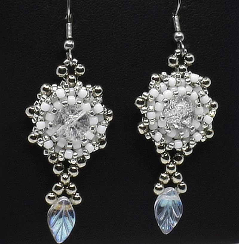 Elegantní šité náušnice s práskaným křišťálem