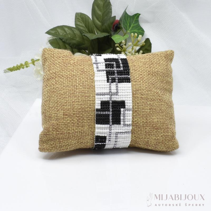 Elegantní bílý náramek