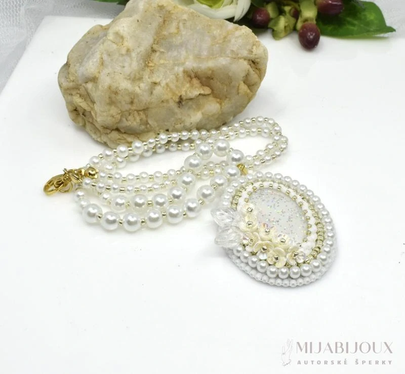 Luxusní ručně šitý perlový náhrdelník s glitrovým kabošonem a květy
