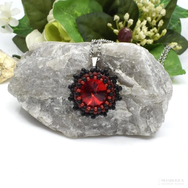 Ručně šitý náhrdelník s červenou rivoli – Elegance v květu