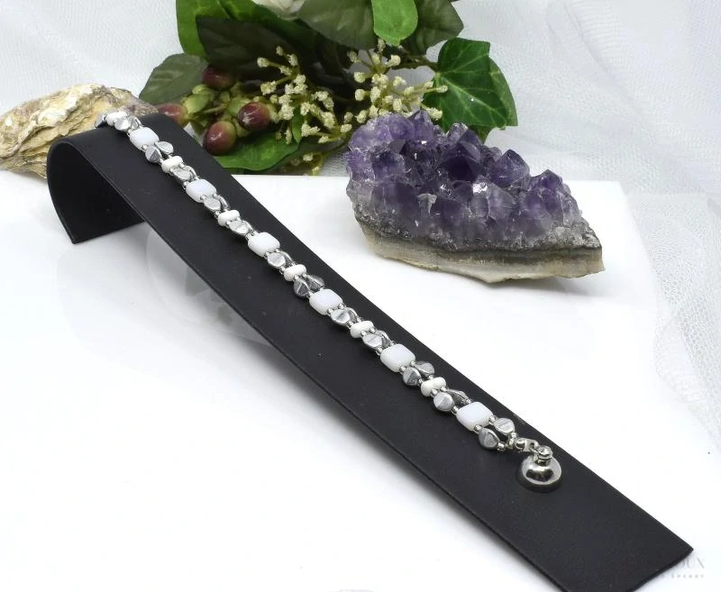 Ručně šitý náramek – Bílá a stříbrná elegance (Tila & Rulla)